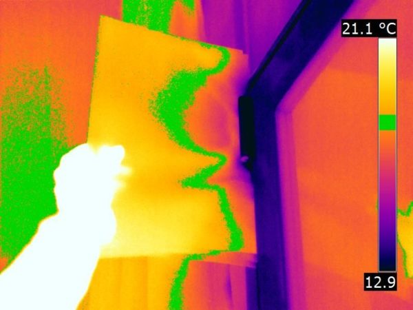 Vista de unas infiltraciones mediante termografía como complemento de un blower door